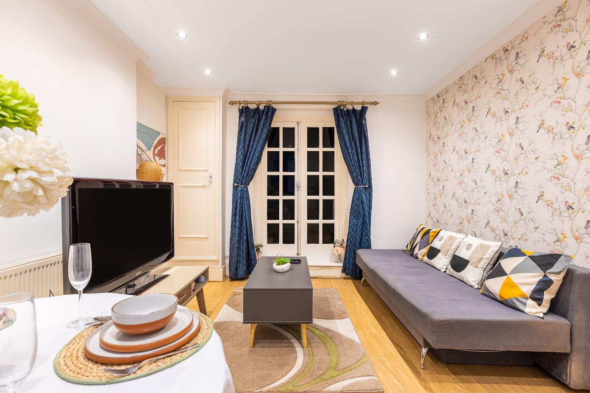 Charming 2-Bed Victorian Townhouse Apartment